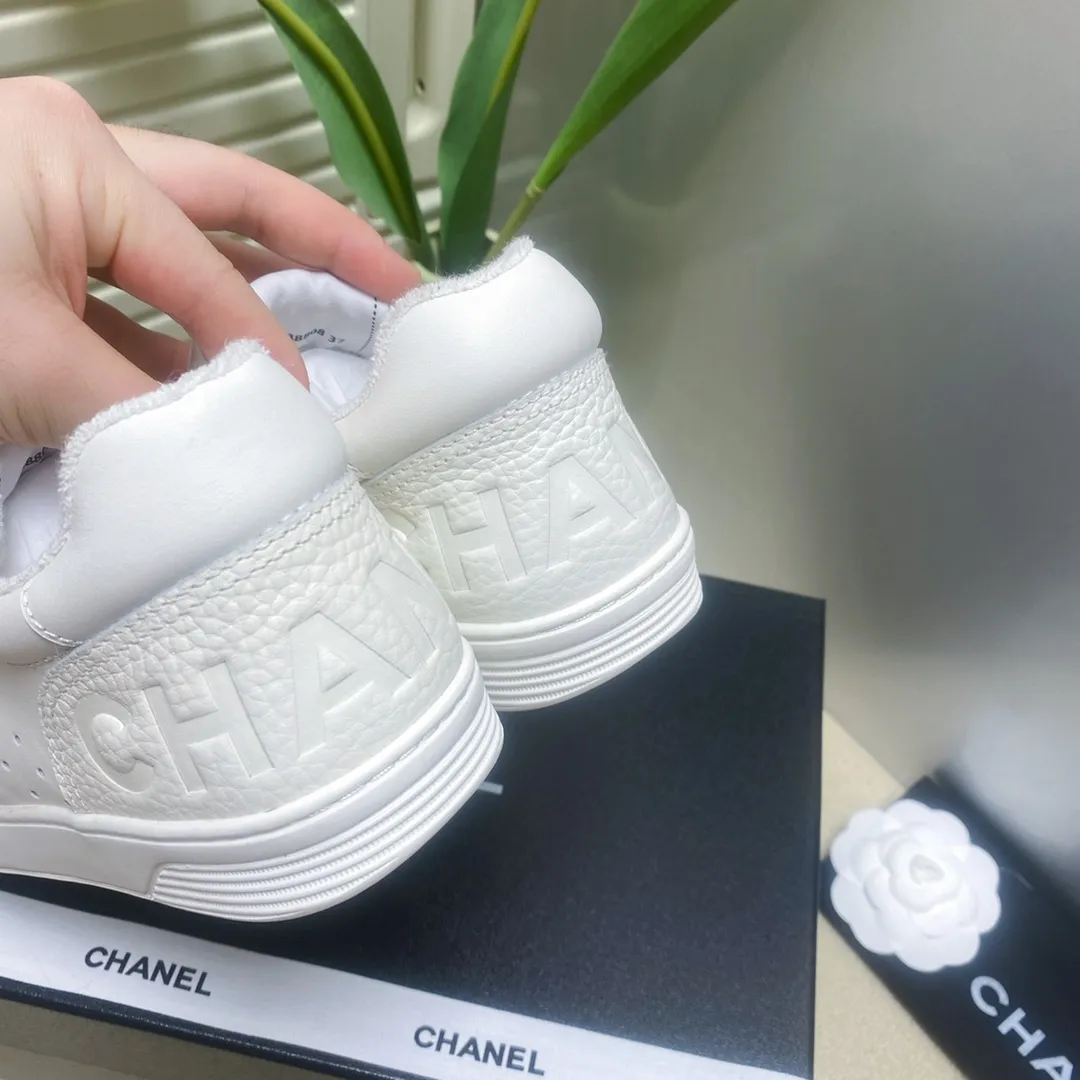 👟👟Ex-factory price 480👟👟chanel~~Chanel’s latest 2022 panda shoes skate shoes, sneakers, out of stock king @ counters are out of stock〰It’s hard to reserve even if you have money❗️ The fresh splicing style is really super nice...Xiaohongshu, Internet celebrity anchors, and blog owners have already planted their seeds and called for it❤ Original calfskin fabric, original towel lining, logo stamping process, two-color T👟👟 ex-factory price U outsole, lasting process, foot pad latex all custom molded... 🎁Supporting packaging 35-40 regular size